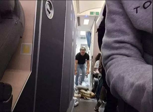 在斯堪的纳维亚航空公司的飞机内部，可怕的湍流引发了戏剧性的180度大转弯，飞往欧洲