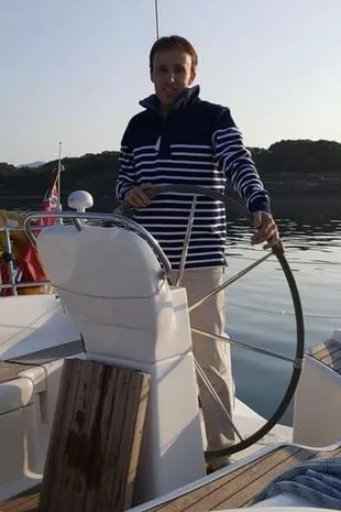 “我在监狱里和他打牌,但他告诉了我一个可怕的秘密。”